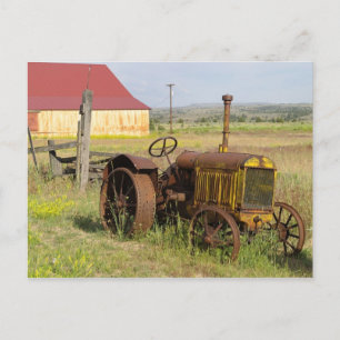 USA, Oregon, Shaniko. Rostiger Vintage-Traktor in Postkarte