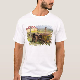 USA, Oregon, Shaniko. Rostiger Vintage-Traktor in T-Shirt