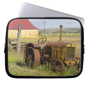 USA, Oregon, Shaniko. Rostiger Vintager Traktor Laptopschutzhülle