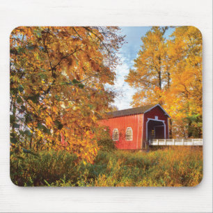 USA, Oregon. Shimanek Covered Bridge am Morgen Mousepad