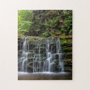 USA, Pennsylvania, Benton. Wasserfall in Ricketten