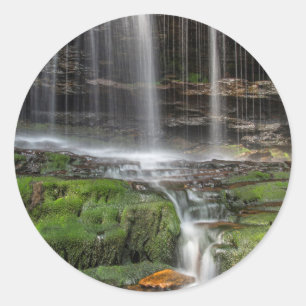 USA, Pennsylvania, Benton. Zarter Wasserfall Runder Aufkleber