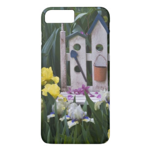 USA, Pennsylvania. Garten-Schwertlilien wachsen um Case-Mate iPhone Hülle