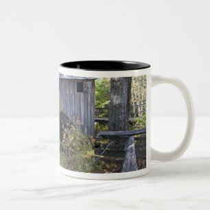 USA - Tennessee. Kabelmühle im Cades Buchtbereich Zweifarbige Tasse