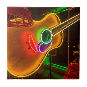 USA, Texas, Austin. Neon-Gitarre bei Erpressung Fliese