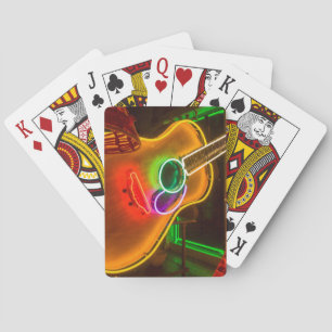 USA, Texas, Austin. Neon-Gitarre bei Erpressung Spielkarten