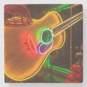 USA, Texas, Austin. Neon-Gitarre bei Erpressung Steinuntersetzer