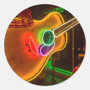USA, Texas, Austin. Neon Guitar bei Blackmail Runder Aufkleber