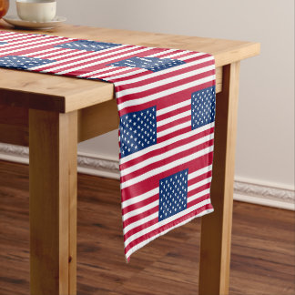 USA - US Flagge unter amerikanischer Flagge Kurzer Tischläufer