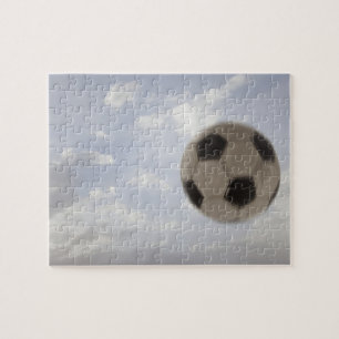 USA, Utah, Lehi, Fußball gegen Himmel