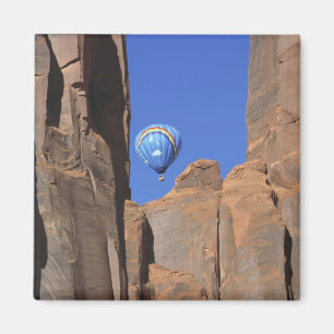 USA, Utah, Monument Valley. Ein Regenbogen-Heißluf Magnet