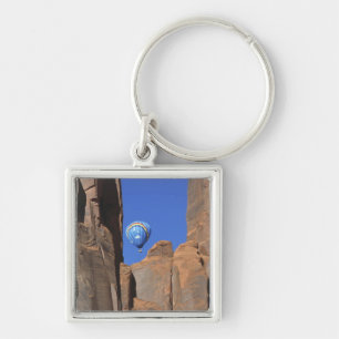 USA, Utah, Monument Valley. Ein Regenbogen-Heißluf Schlüsselanhänger