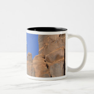 USA, Utah, Monument Valley. Ein Regenbogen-Heißluf Zweifarbige Tasse