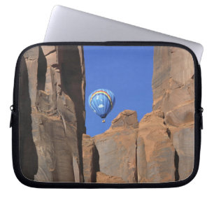 USA, Utah, Monument Valley. Regenbogen-Heißluft Laptopschutzhülle