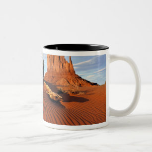 USA, Utah, Monument Valley. Wind erzeugt Zweifarbige Tasse