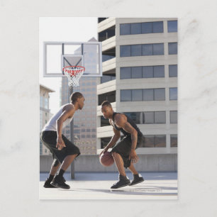 USA, Utah, Salt Lake City, zwei junge Männer spiel Postkarte