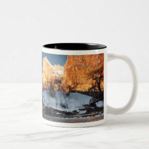 USA, Utah, Zion-Nationalpark. Bergsonneaufgang Zweifarbige Tasse