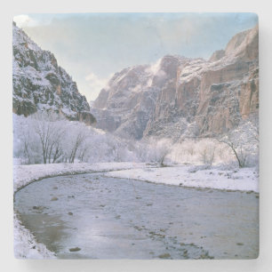 USA, Utah, Zion NP. Neuer Schnee bedeckt den Canyo Steinuntersetzer