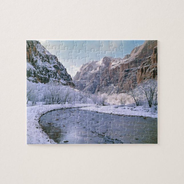 USA, Utah, Zion NP. Neuschnee bedeckt Canyon (Horizontal)