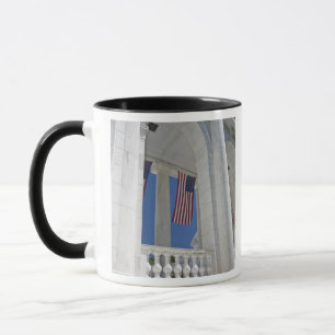 USA, VA, Arlington. Amerikanische Flaggen sind auf Tasse