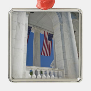 USA, VA, Arlington. Amerikanische Flaggen sind geh Silbernes Ornament