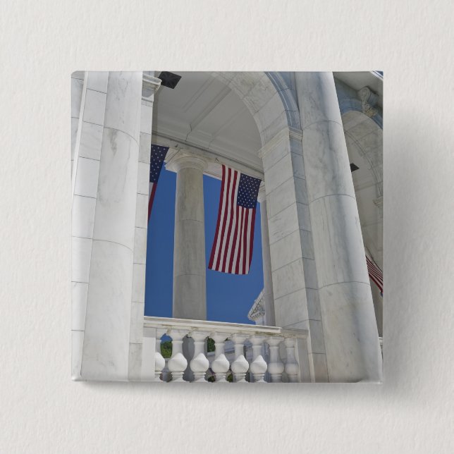 USA, VA, Arlington. Amerikanische Flaggen werden Button (Vorderseite)