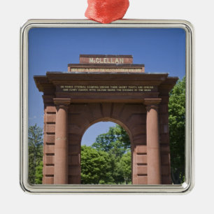 USA, VA, Arlington. McClellan-Tor bei Arlington Silbernes Ornament