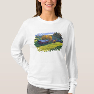 USA, Vermont, Jenne Farm. Rollende grüne Hügel T-Shirt