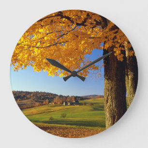 USA, Vermont. Landschaftlicher Bauernhof in der Nä Große Wanduhr
