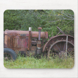 USA, Vermont, MANCHESTER: Antiker Landwirtstraktor Mousepad