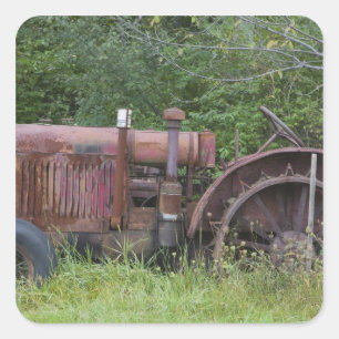 USA, Vermont, MANCHESTER: Antiker Landwirtstraktor Quadratischer Aufkleber
