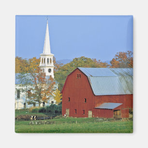 USA, Vermont, Peacham. Eine rote Scheune und ein Magnet