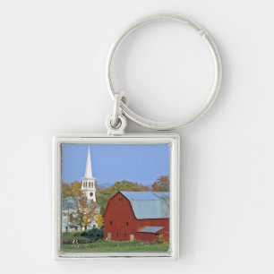 USA, Vermont, Peacham. Eine rote Scheune und ein Schlüsselanhänger