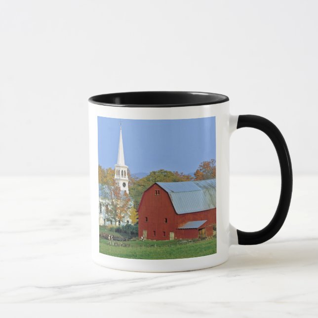 USA, Vermont, Peacham. Eine rote Scheune und ein Tasse (Rechts)