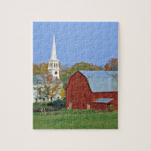 USA, Vermont, Peacham. Eine rote Scheune und weiß