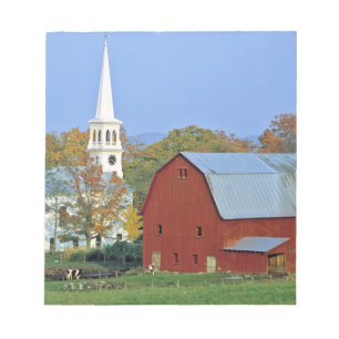 USA, Vermont, Peacham. Eine rote Scheune und weiß Notizblock