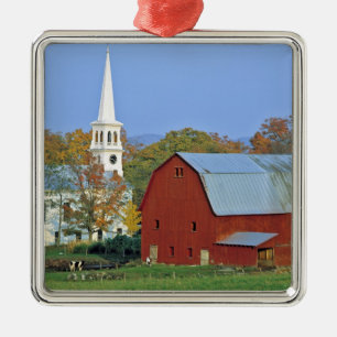USA, Vermont, Peacham. Eine rote Scheune und weiß Silbernes Ornament