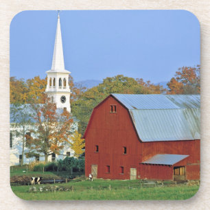 USA, Vermont, Peacham. Eine rote Scheune und weiß Untersetzer