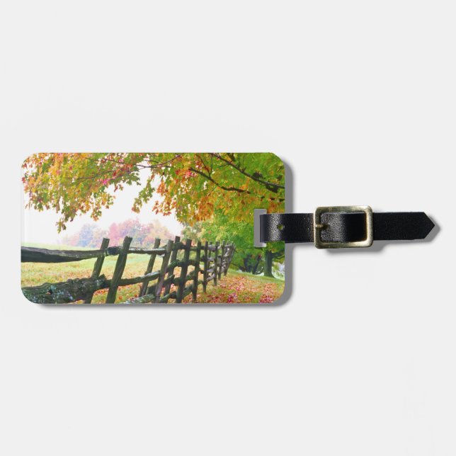 USA, Vermont. Zaun unter Laub. Gepäckanhänger (Vorderseite horizontal)