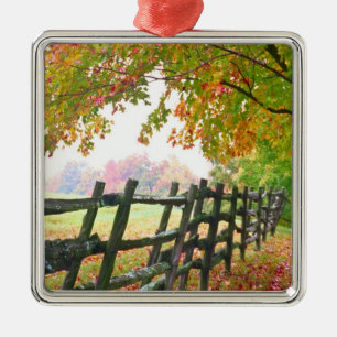 USA, Vermont. Zaun unter Laub. Ornament Aus Metall