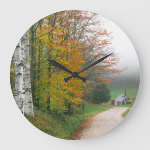 USA, Vermont. Zuckerhaus in der Nähe der Stadt Sou Große Wanduhr