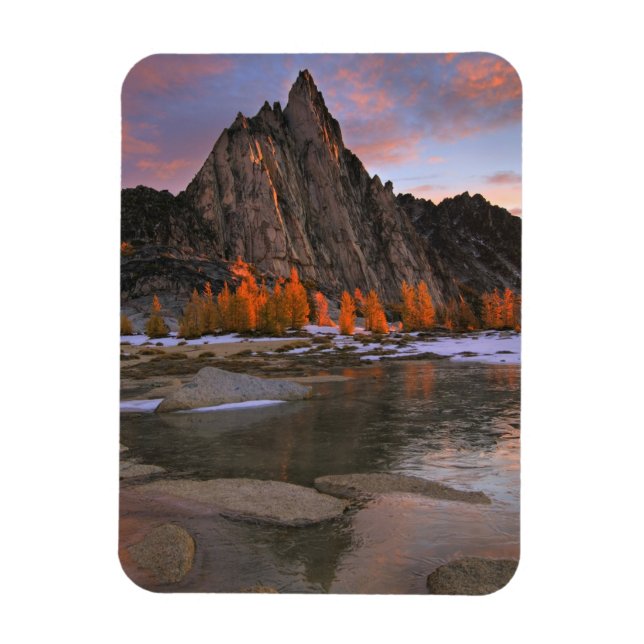 USA, Washington, Cascade Mountains. Prusik Peak Magnet (Vertikal)