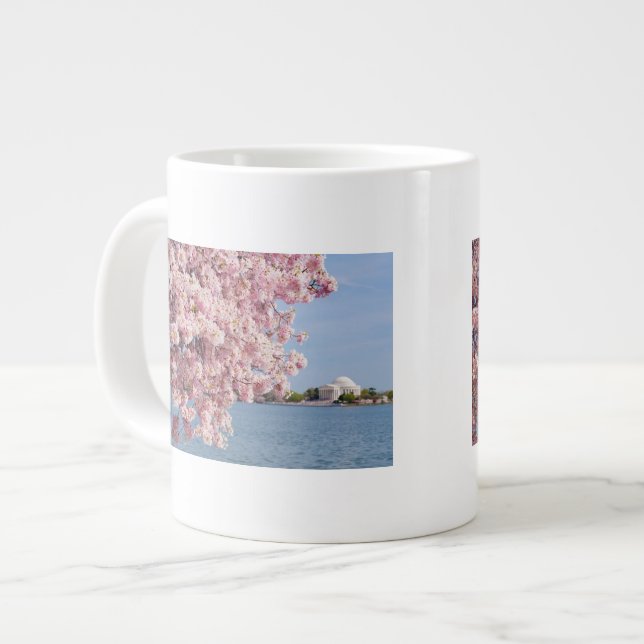USA, Washington DC, Kirschbaum Jumbo-Tasse (Vorderseite Links)