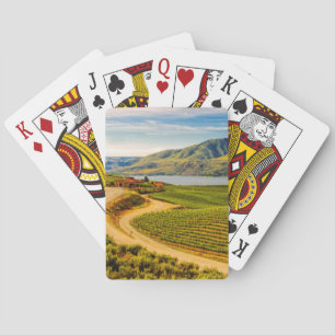 USA, Washington, Lake Chelan. Benson Vineyards Spielkarten