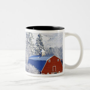 USA, Washington, Methow Valley, Scheunen in Zweifarbige Tasse