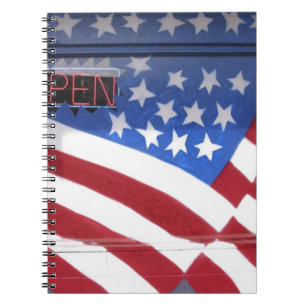 USA, Washington, Moses Lake. Flaggenwandgemälde au Notizblock