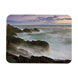USA, Washington, San Juan Islands. Wellen krachen Magnet