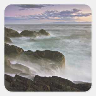 USA, Washington, San Juan Islands. Wellenabsturz Quadratischer Aufkleber