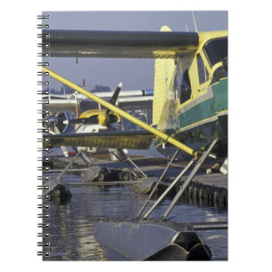 USA, Washington, Seattle, Wasserflugzeuge am Dock Notizblock
