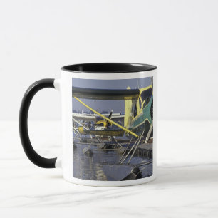 USA, Washington, Seattle, Wasserflugzeuge am Dock Tasse